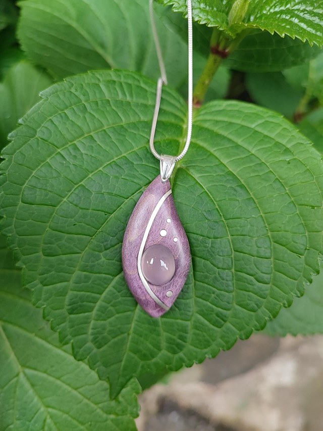Pendentif en Bois d'Érable Sycomore ondé stabilisé violet, Quartz Rose et Argent