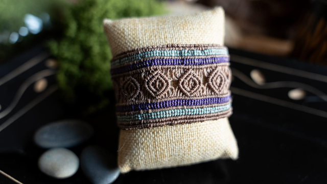 Manchette en micro-macramé marron clair, violet et bleu clair