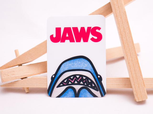 Naklejka SZCZĘKI wlepa z uroczym rekinkiem z filmu Jaws
