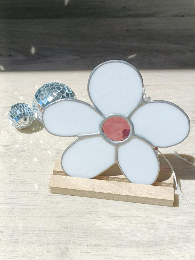 Fleur blanche au cœur violet 