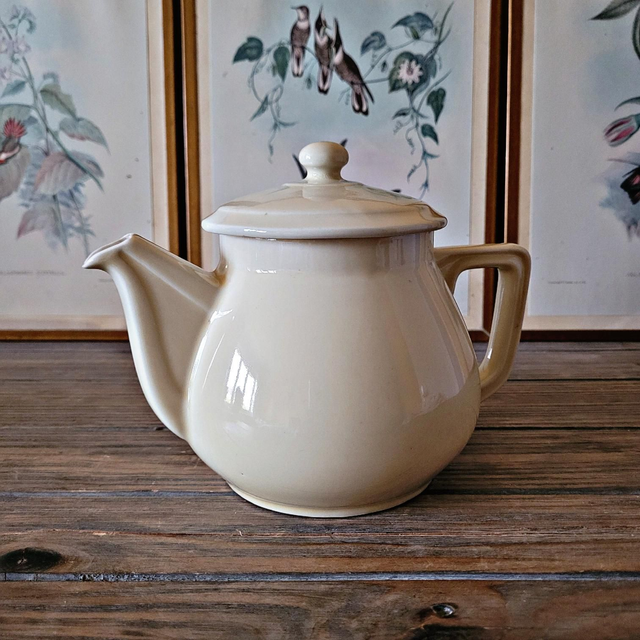 Théière céramique vintage ronde couleur crème, jolie forme du bec et de la anse