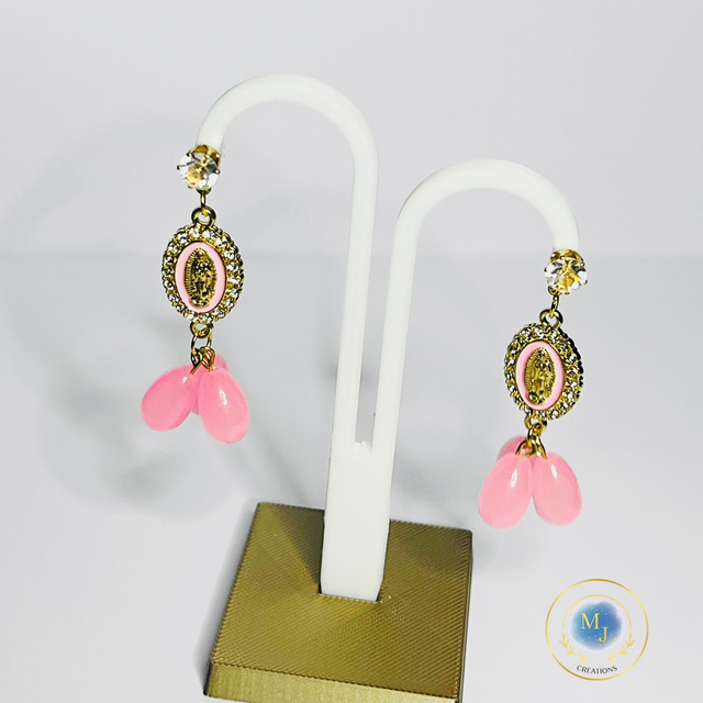 Rosé Charms – Goudkleurige Oorbellen met Roze Druppels & Steentjes