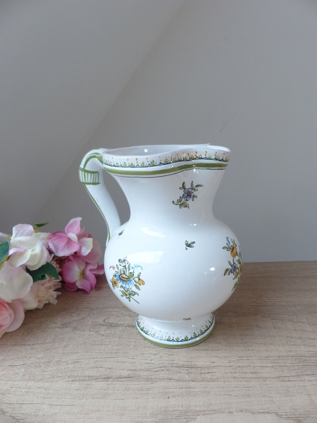 Pichet broc à eau en faïence blanche Peint main, signé Lallier à Moustiers, décoration rustique pour maison de campagne française vintage