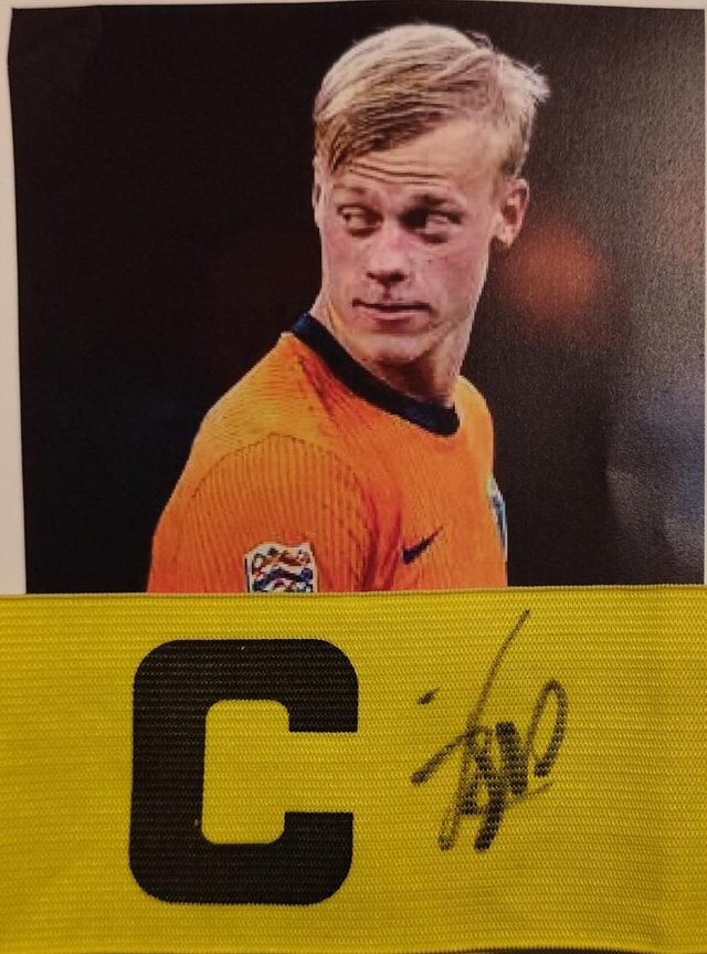 Grsigneerde aanvoerdersband Van Hecke: