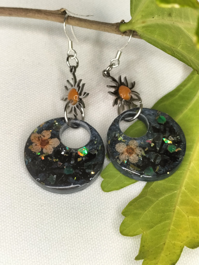 Boucles pendantes grises et brillance automnale