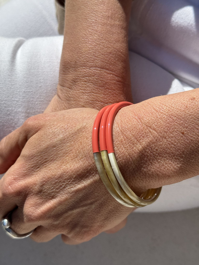 Le Bracelet Corne de buffle Corail , laqué en couleur, moitié naturelle   