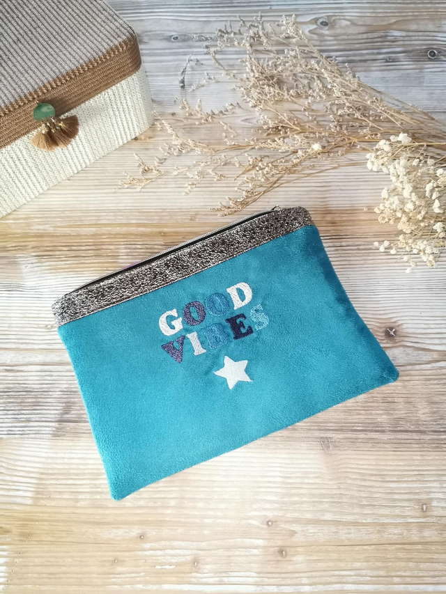✨ Pochette "Good Vibes" brodée - Bleu turquoise ✨