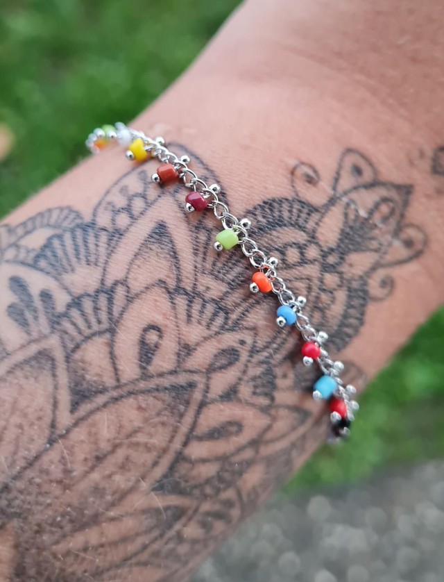 Bracelet en acier argenté avec petits pics multicolore 