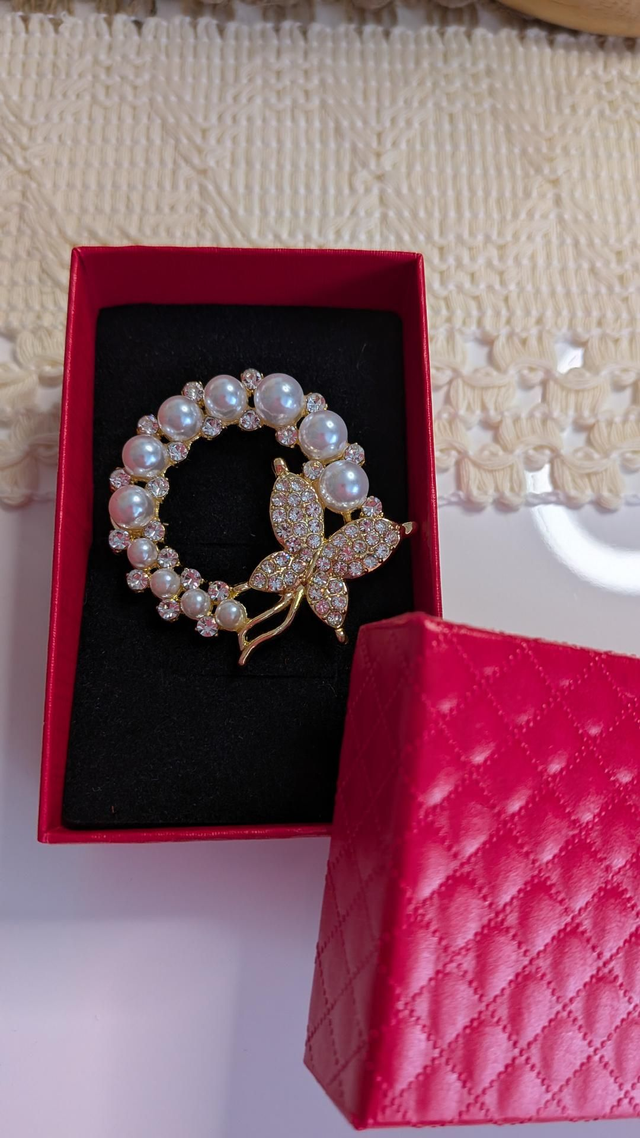 Wreath and butterfly brooch 