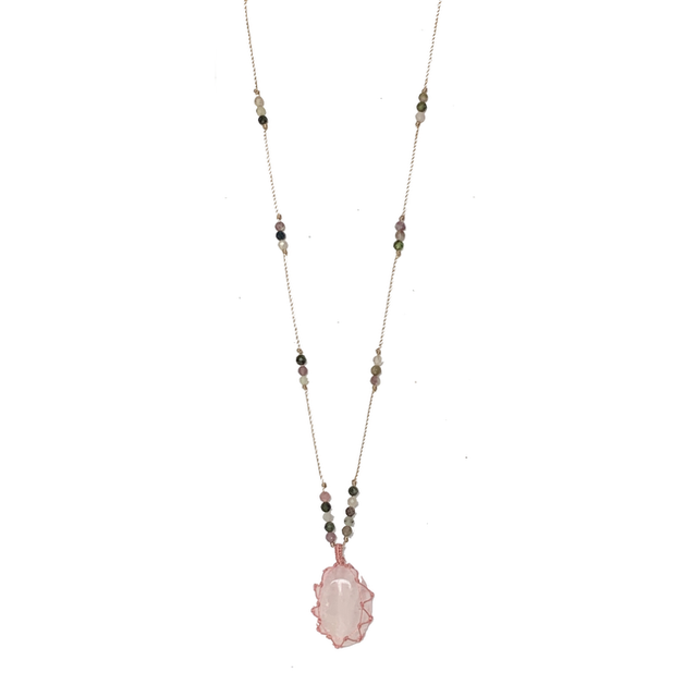 Collier macramé habillé d’un Quartz rose naturel (25x18mm) (longueur réglable à plat 22-60cm)