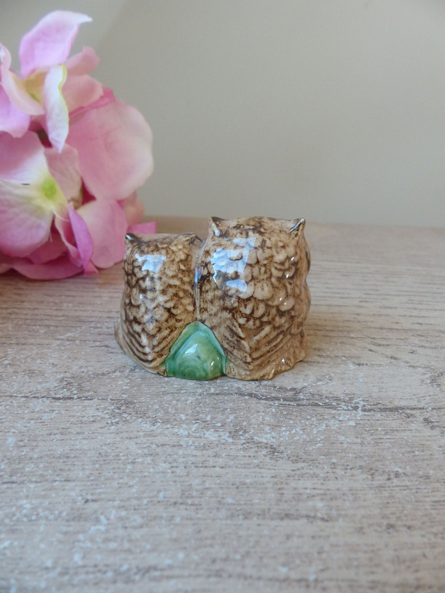 Figurine miniature couple chouettes poterie décor main, chouettes artisanales alsaciennes Poterie Soufflenheim, cadeau ami famille soutien