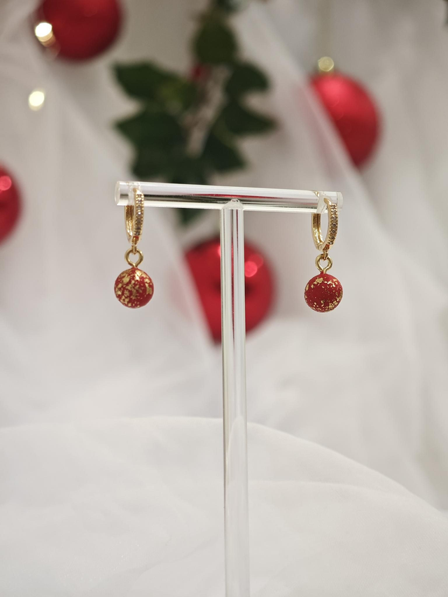 Viseči uhani na osnovi iz cirkonije - male rdečo zlate kroglice