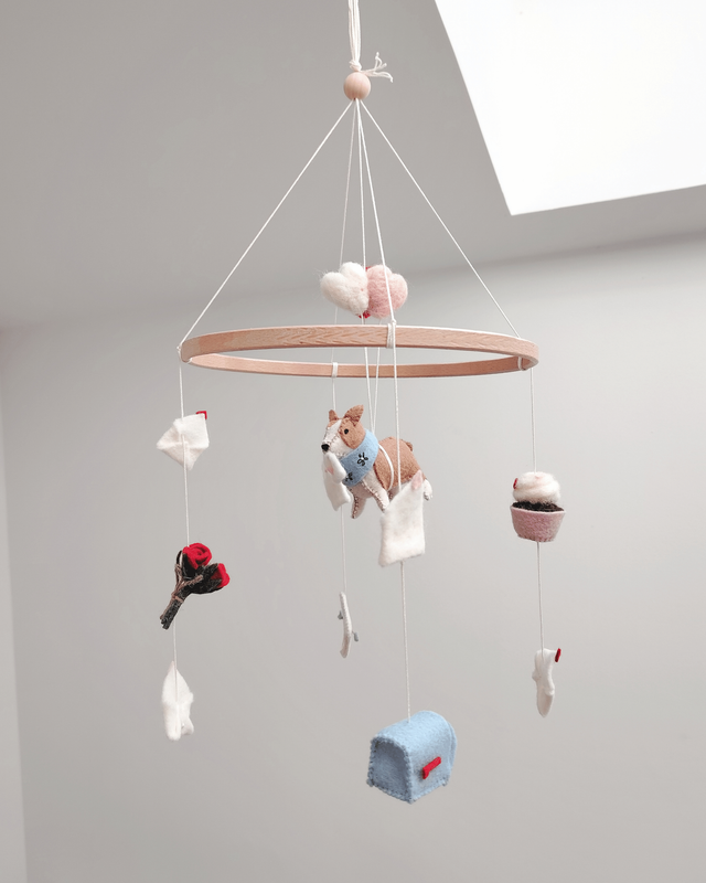 Mobile bébé chien – Corgi messager d’amour, cupcake et décor Saint-Valentin