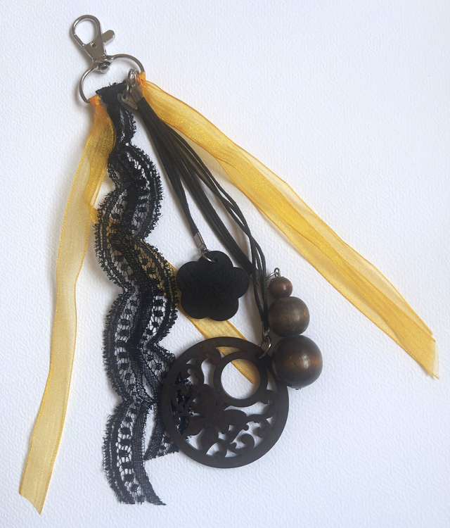 BS7- Bijoux de Sac dentelle et breloques en bois