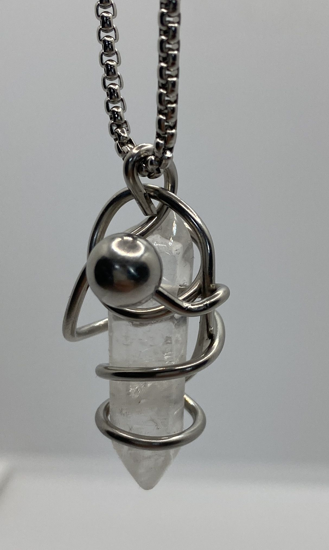 Pendentif Unique en Cristal de Roche et Acier Inoxydable