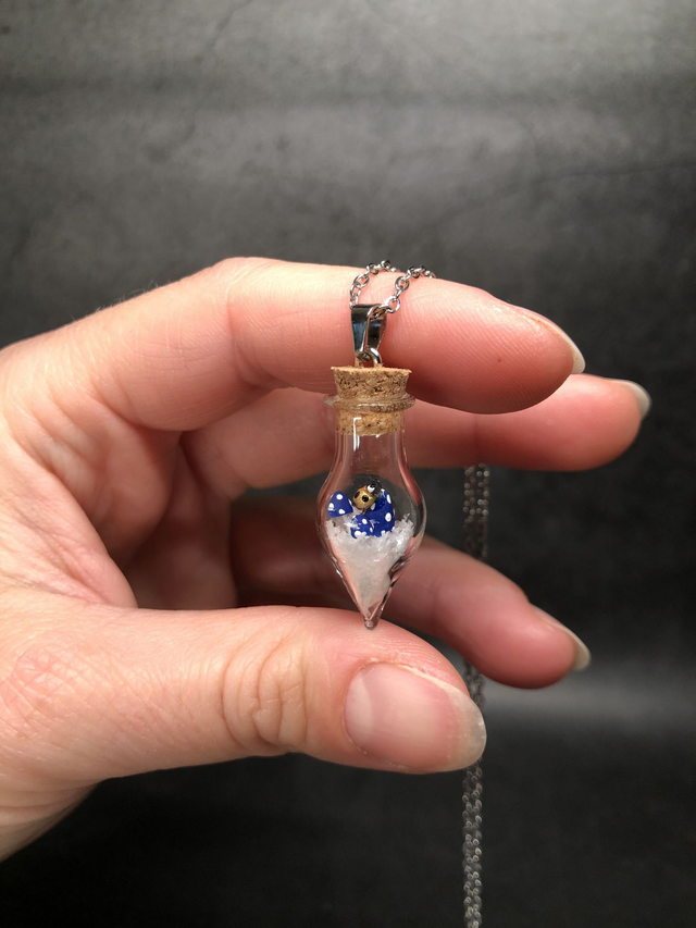 Pendentif givré amanite bleu et coccinelle dorée