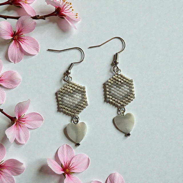 Hexagones coeurs blancs