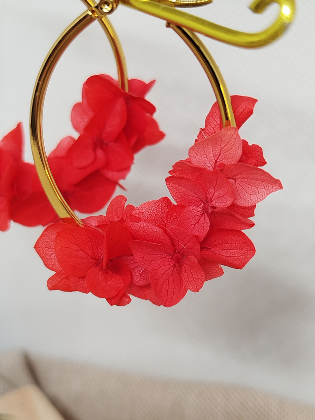 Créoles Lily en fleurs naturelles coloris rouge