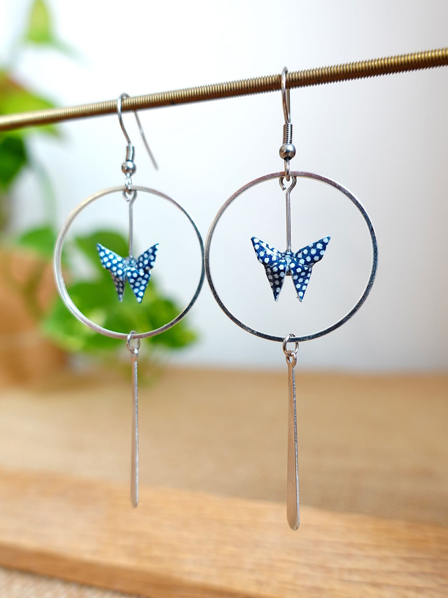 Origami Papillon / INOX / Papier japonais washi / Bleu à pois blancs, Argent / Créoles, anneaux / Bijou japonais origami / Boucles d'oreilles /