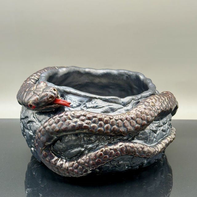 Snake crackpot with red lustre finish