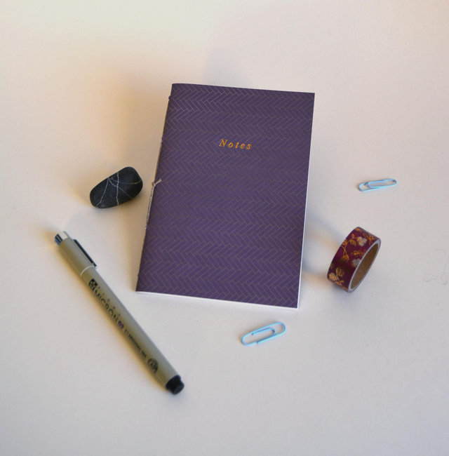 Petit cahier violet à chevrons jaunes