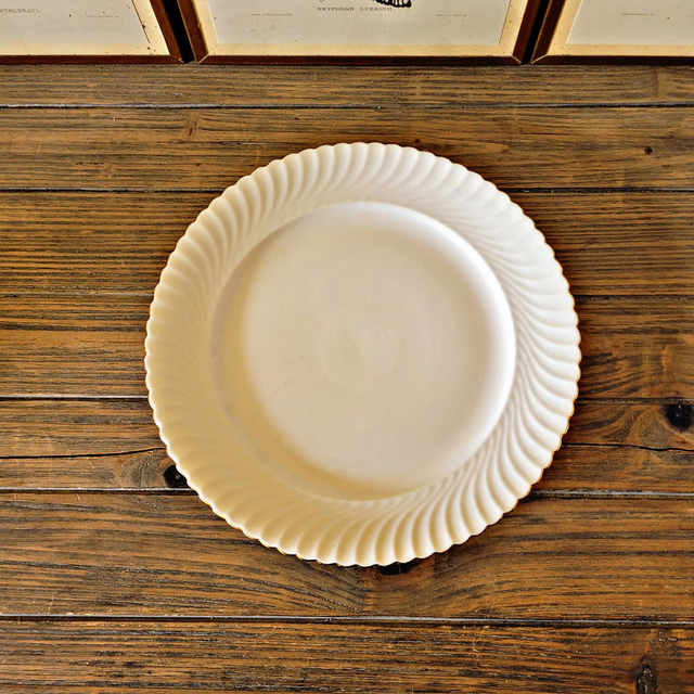 X Plat rond vintage Kaiser modèle Jeannette en porcelaine