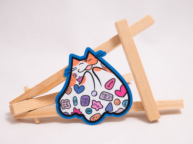 Naklejka NAKLEJDUSZEK wlepa z kolorowym kotkiem oblepionym naklejkami