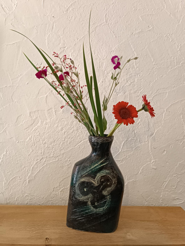 Vase grand modèle asymétrique décor engobe 