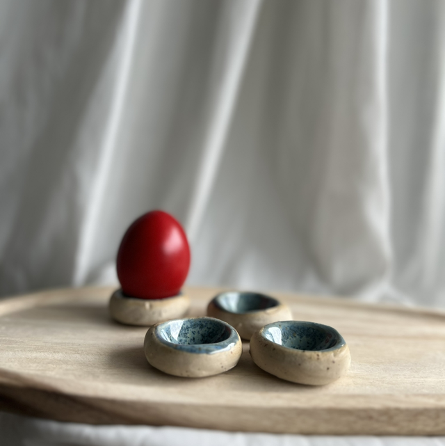 Eierbecher mit blau-gepunkteter Glasur 