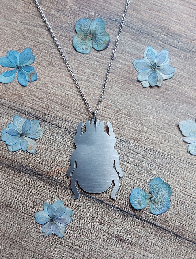 Le scarabée - Collier insecte stellaire en métal gravé