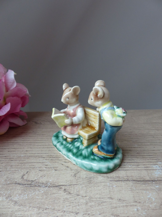 Figurine Vintage Couple de Lapins en Céramique Émaillée – Scène Romantique au Parc – Décoration Cadeau Amoureux – Peinte à la Main – 8 cm