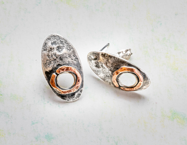 Pendientes de plata 925 y cobre con diseño texturizado y patinado.