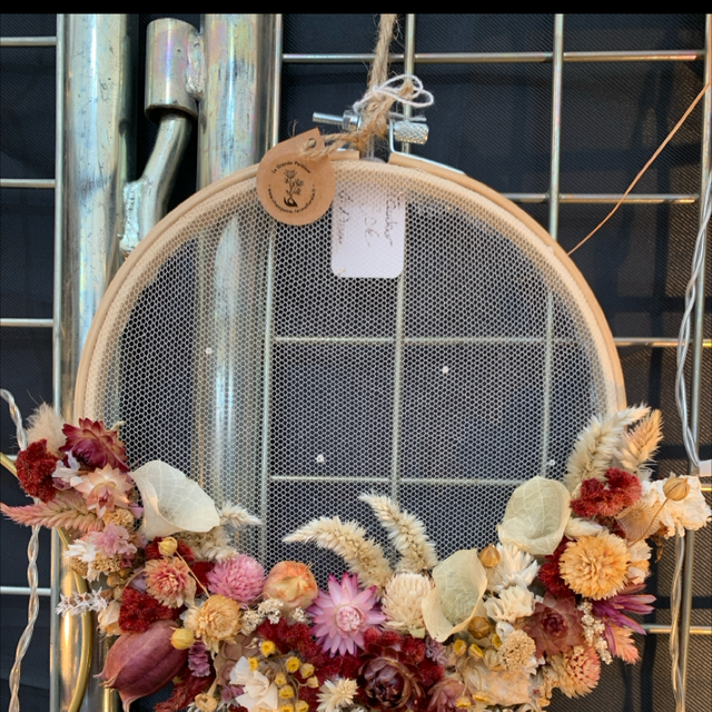 Tambour à broder dentelle et fleurs séchées