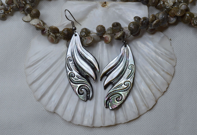 Boucles d'oreilles 4,5 cm pendantes - nacre gravée effet vague - attache acier inoxydable