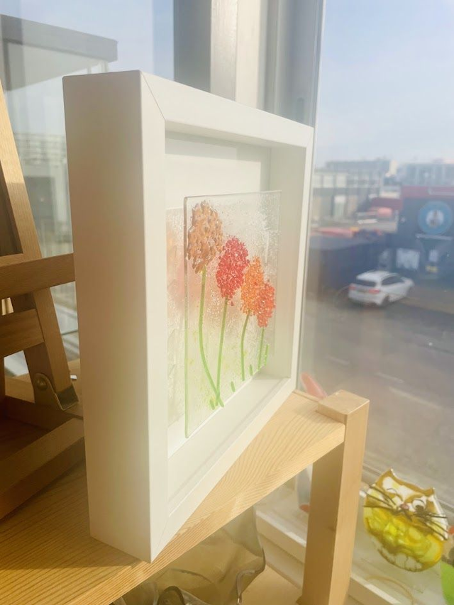 Oranje Rode Bolbloemen (Alliums) paneel 15x15 - op wit aluminium 25x25 - in wit houten dieptelijst