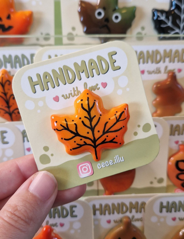 Pin's peints à la main - feuilles