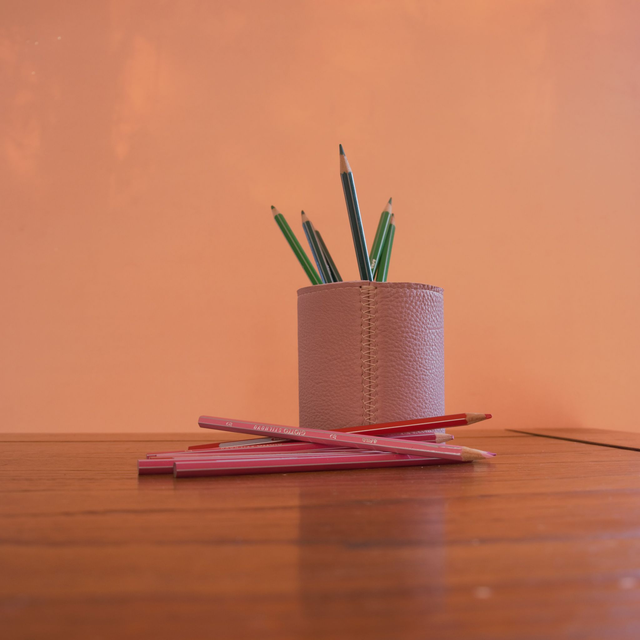 Pot à crayon rond bois et cuir rose