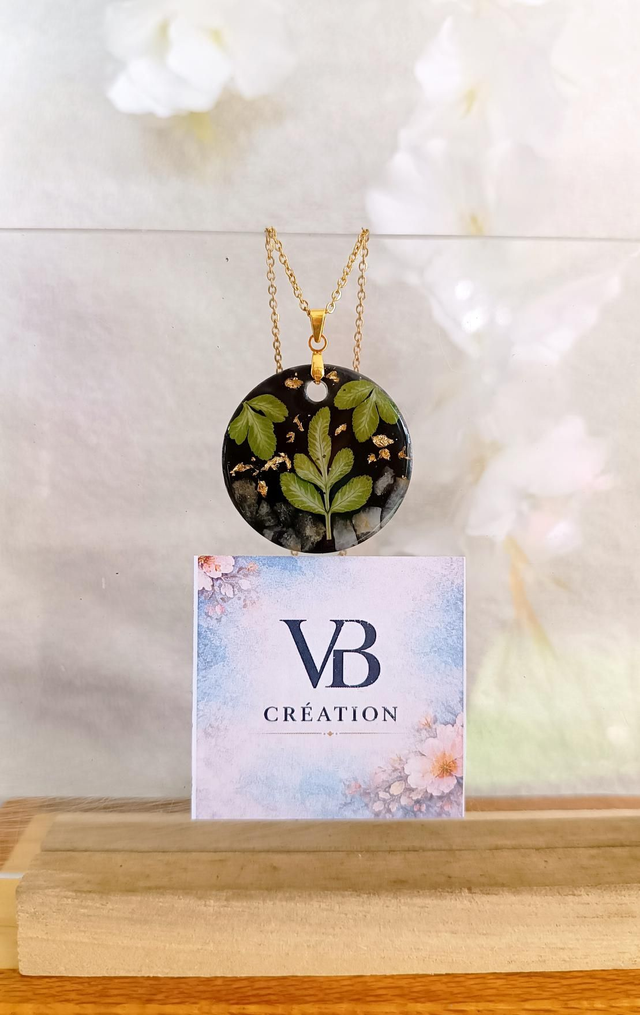 Collier résine noire et fougères