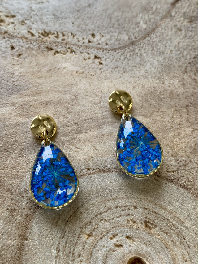 Bleues : boucles d'oreilles clous (dorées)