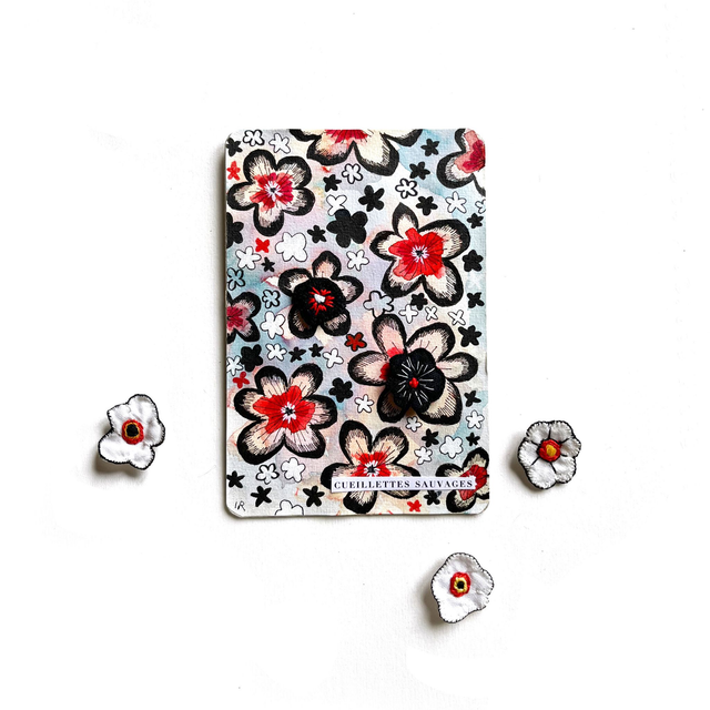 Tableau peint à l’encre avec fleurs brodées noires