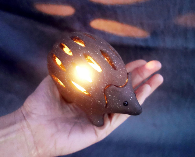 Photophore petit hérisson Choupisson, grès noir chamotté