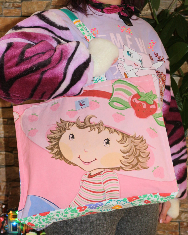 Sac Cabas Upcyclé – Modèle Unique « Charlotte aux Fraises »