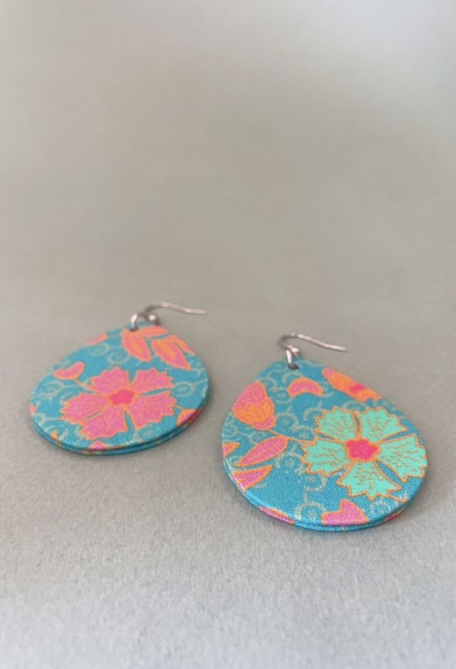Boucles d'oreilles carton et tissu forme grandes gouttes, collection " indie turquoise " - fond turquoise et motifs fleuris bleu, orange et rose