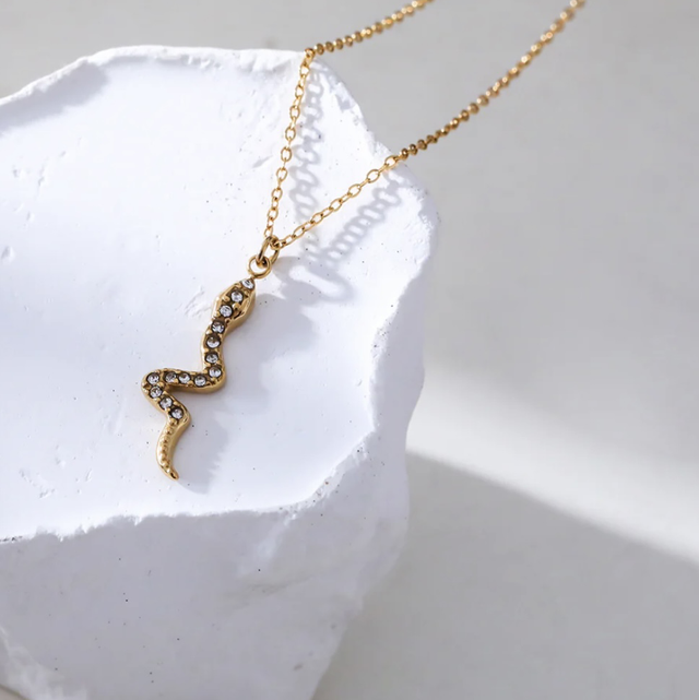 Collier pendentif serpent
