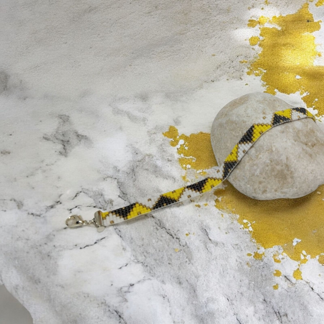 Bracelet gris, blanc, jaune et or