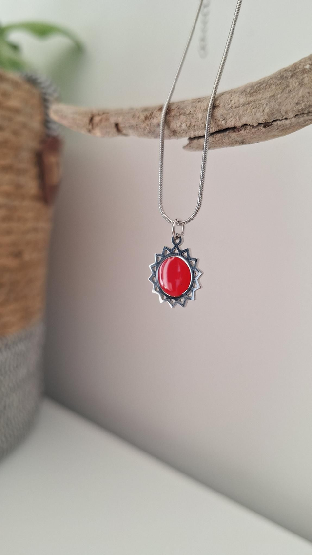 Collier soleil rouge