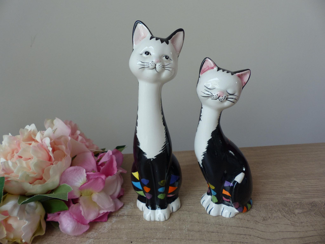 Ensemble deux chats heureux en céramique - Sculptures modernes peintes main – Chats colorés et romantiques - Décoration originale maison