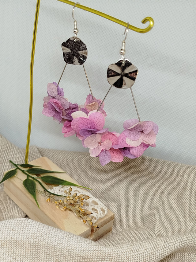 Boucles d'oreilles Nina en fleurs naturelles coloris violet