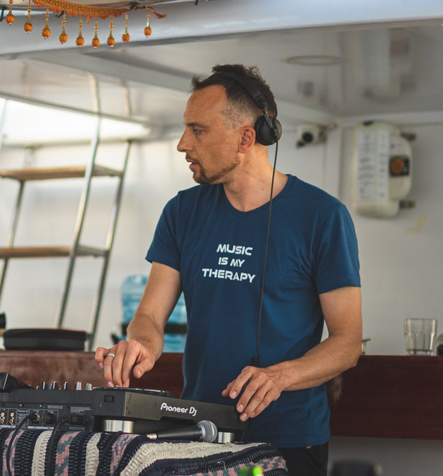 T-shirt V-Neck Dark blue 