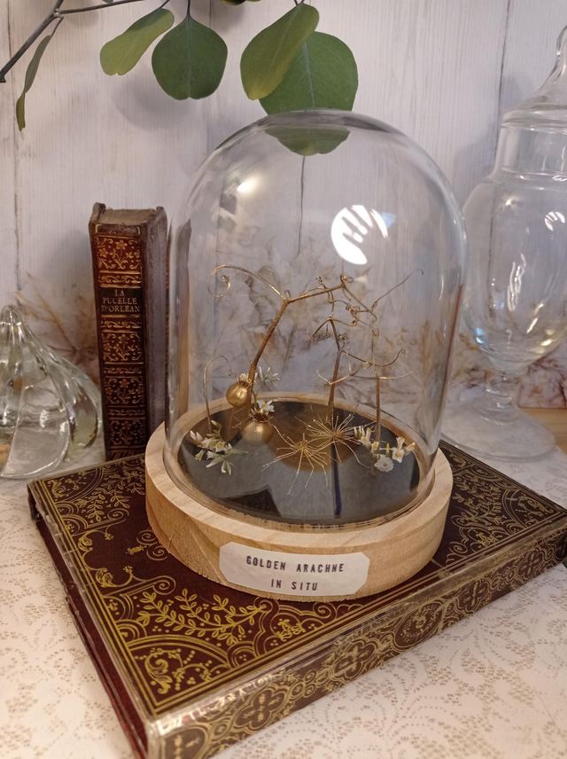 Globe &quot;un autre monde&quot; -golden Arachné in situ-